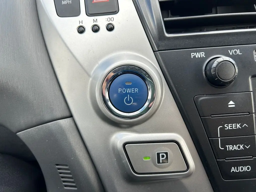 2014 Toyota Prius V Five photo 33