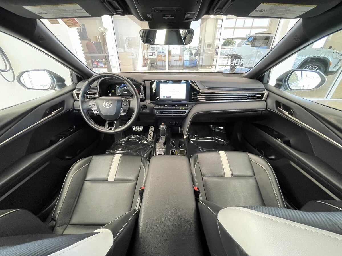 2025 Toyota Camry SE - Photo 11