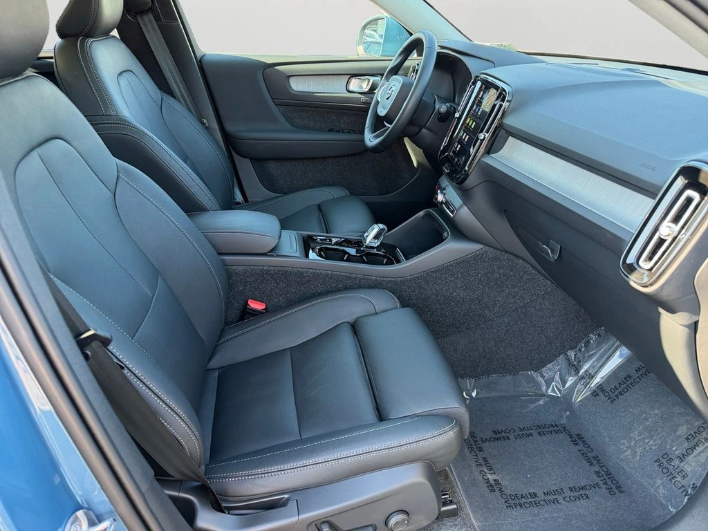 2025 Volvo - image 8