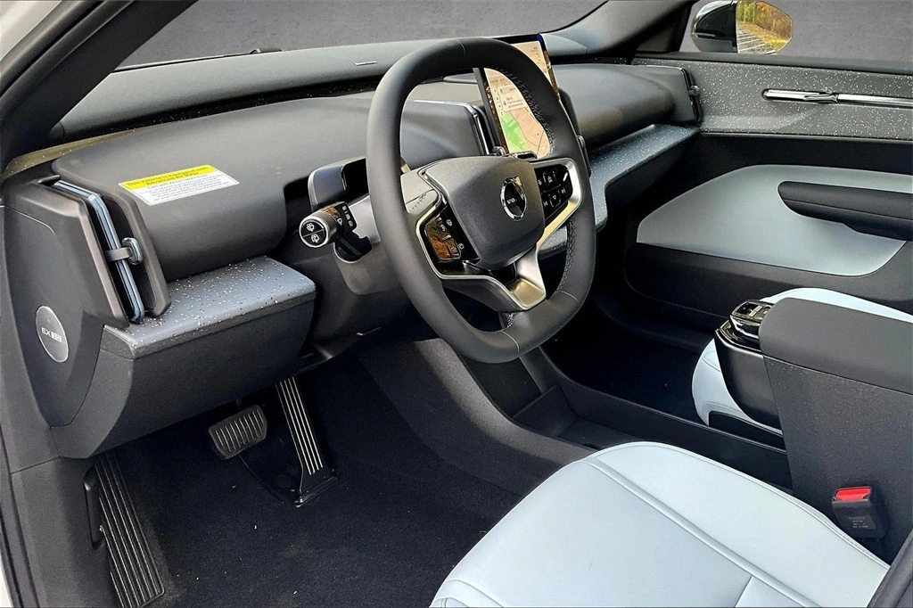 2025 Volvo - image 7