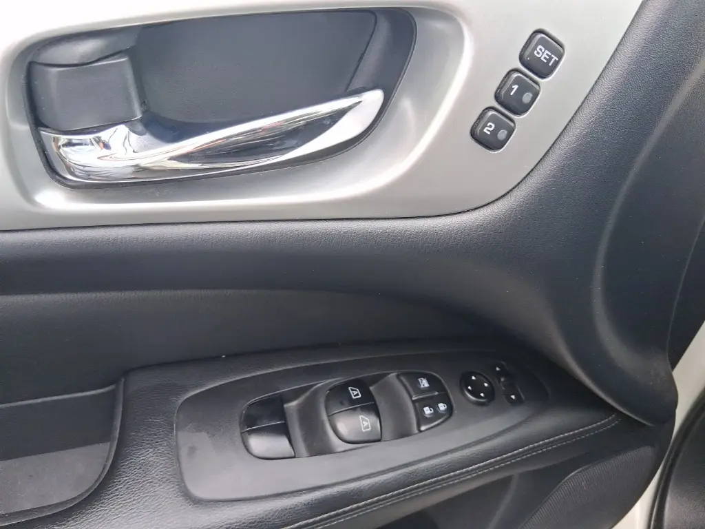 2018 Nissan Pathfinder SL photo 18