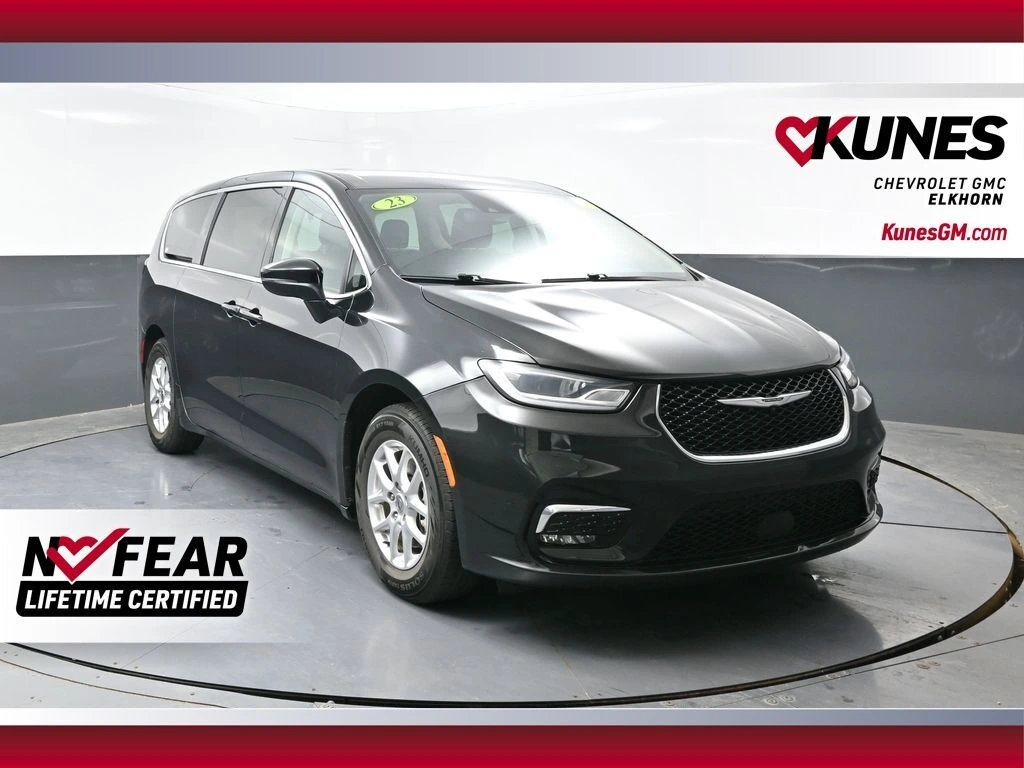 2023 Chrysler Pacifica Touring L's photo