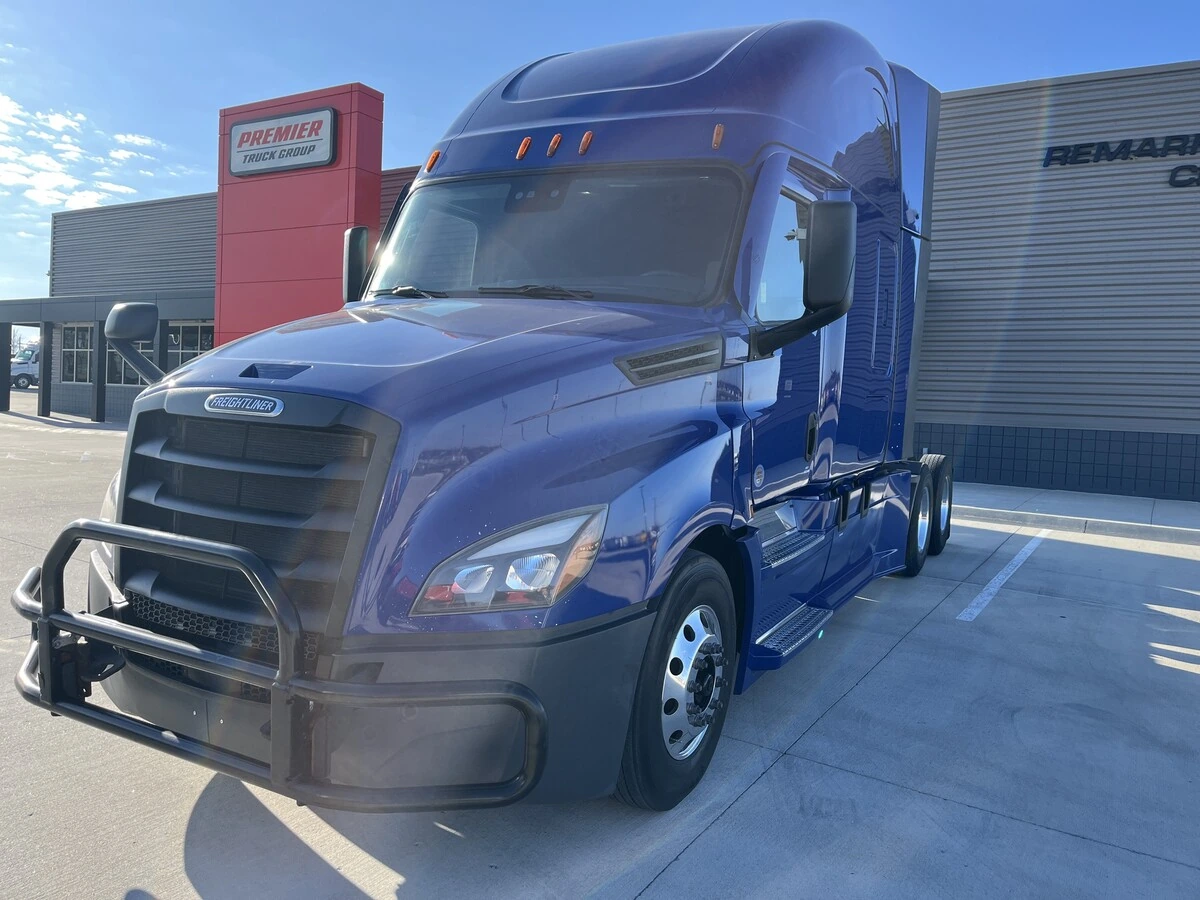 2022 Freightliner Cascadia - image 1