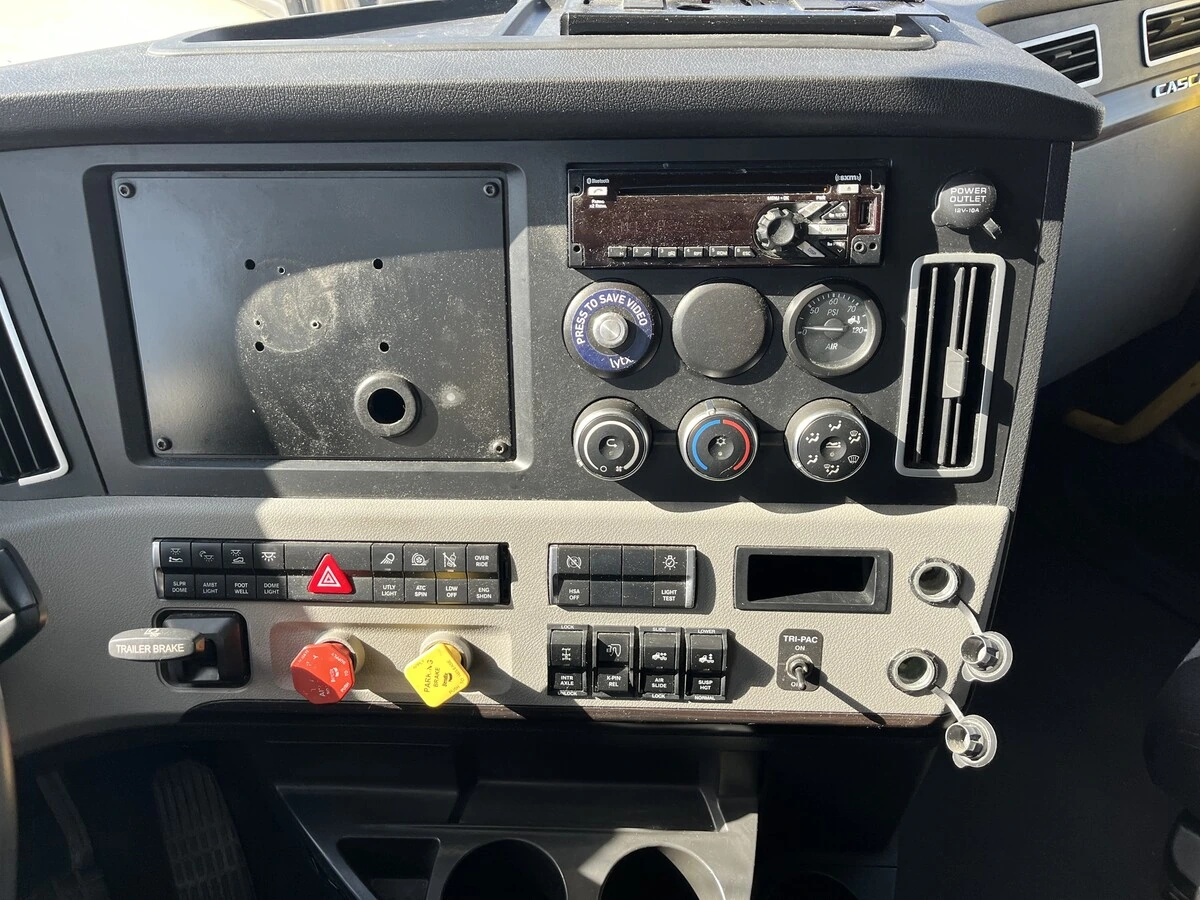 2021 Freightliner Cascadia - image 2