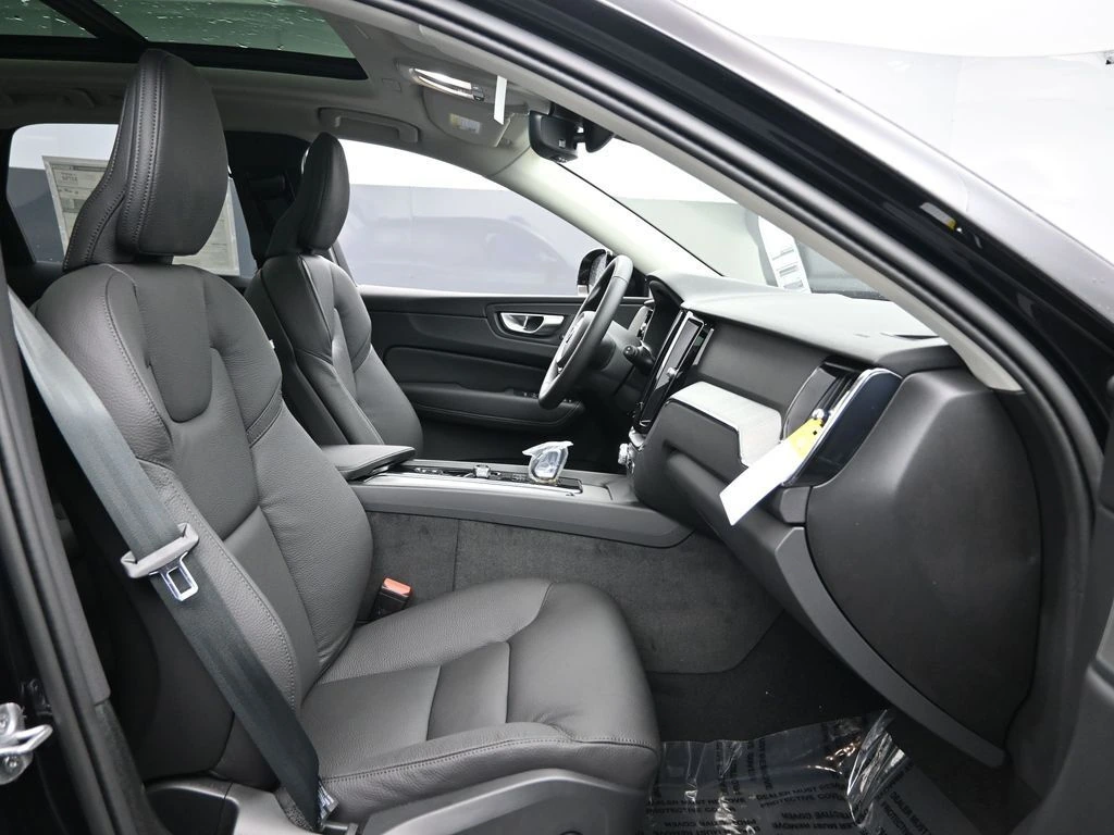 2025 Volvo - image 30