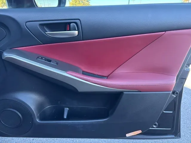 2018 Lexus IS 300 photo 9
