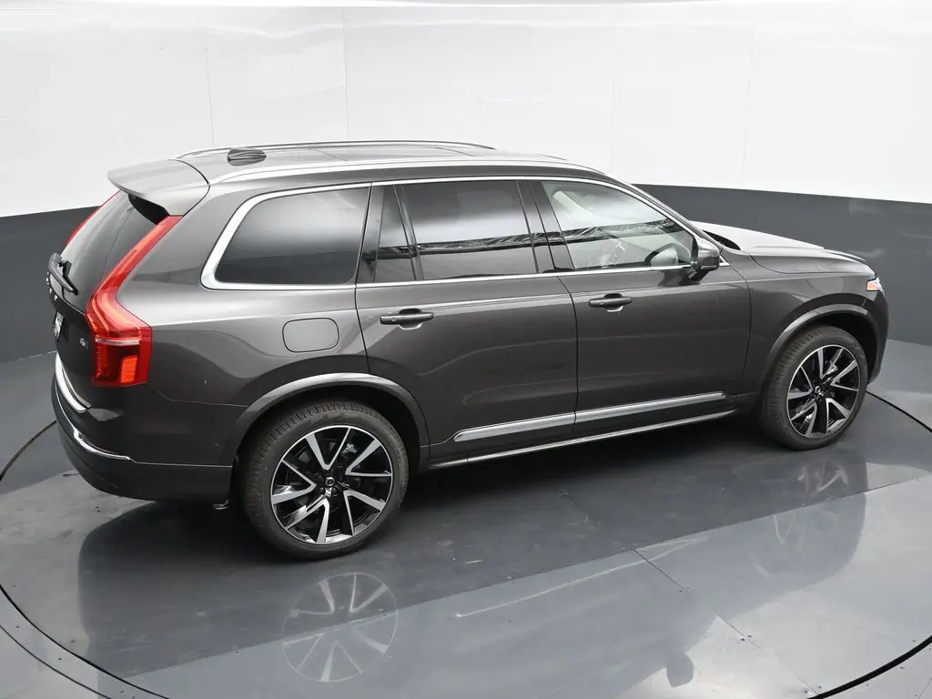 2025 Volvo - image 34