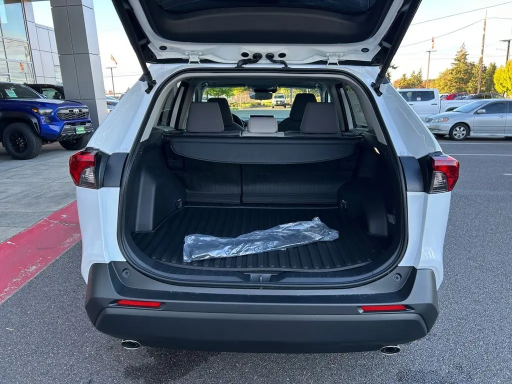 2025 Toyota RAV4 XLE photo 23