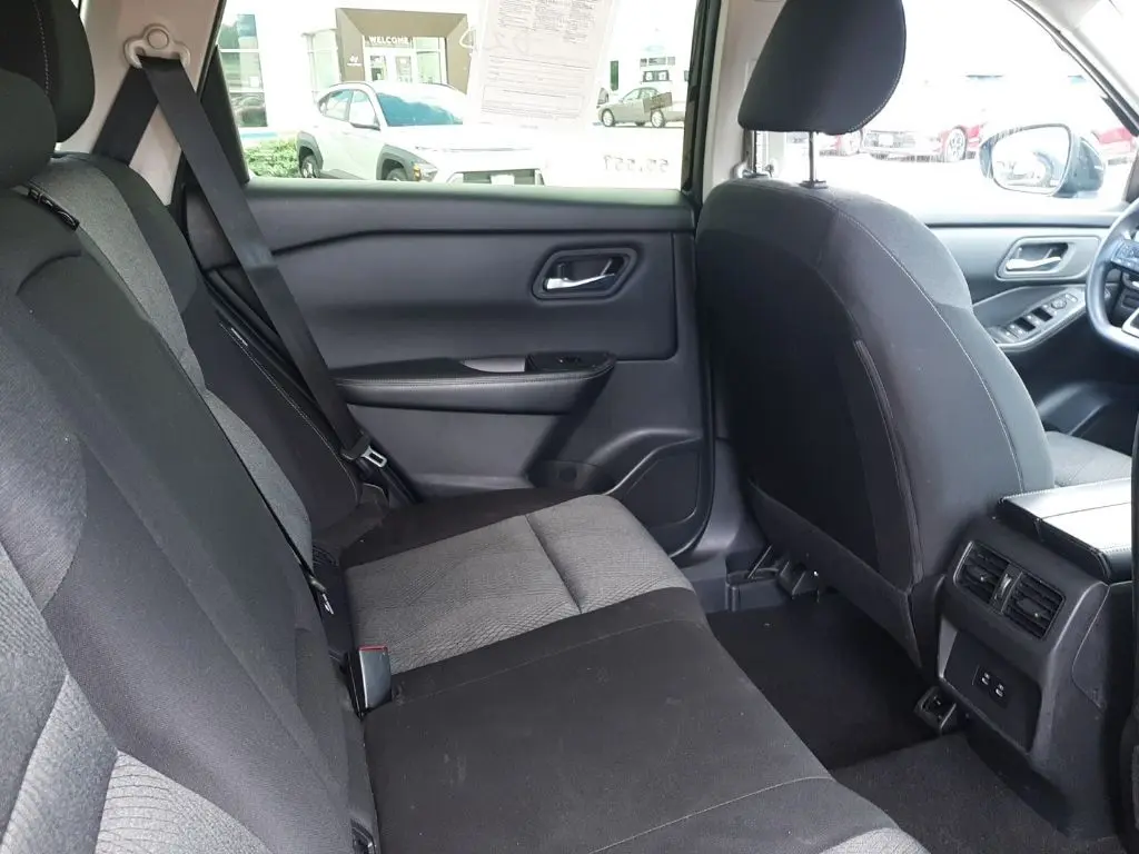 2024 Nissan Rogue SV photo 9