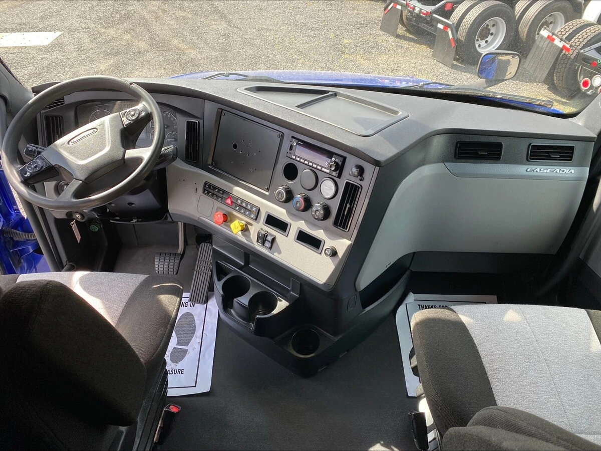 2022 Freightliner Cascadia - image 17