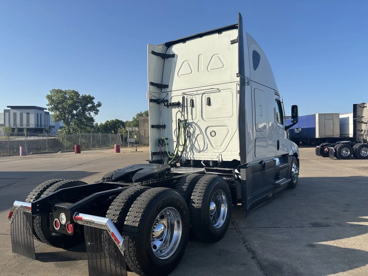 2025 Freightliner Cascadia — photo 5