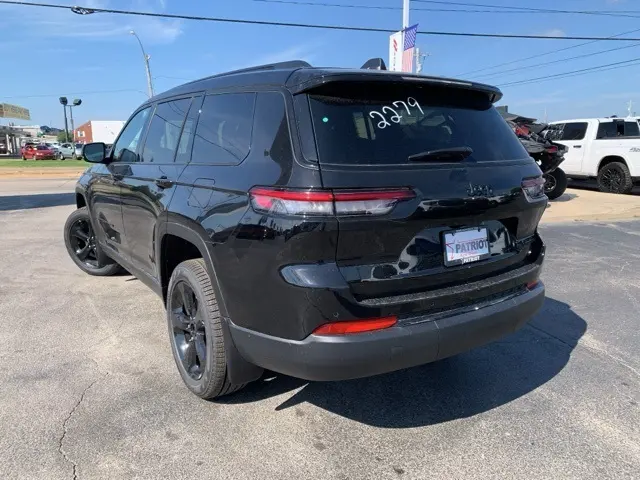 2025 Jeep Grand Cherokee Limited photo 3