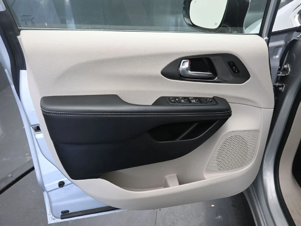 2024 Chrysler Pacifica Touring L - Photo 18