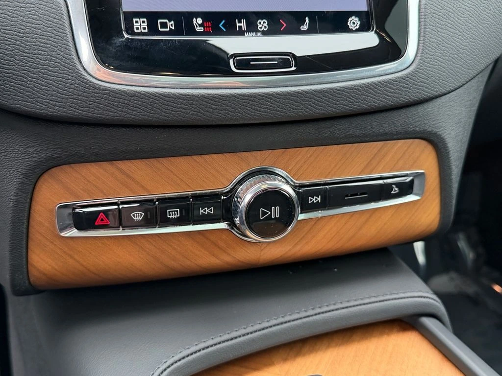 2025 Volvo - image 22