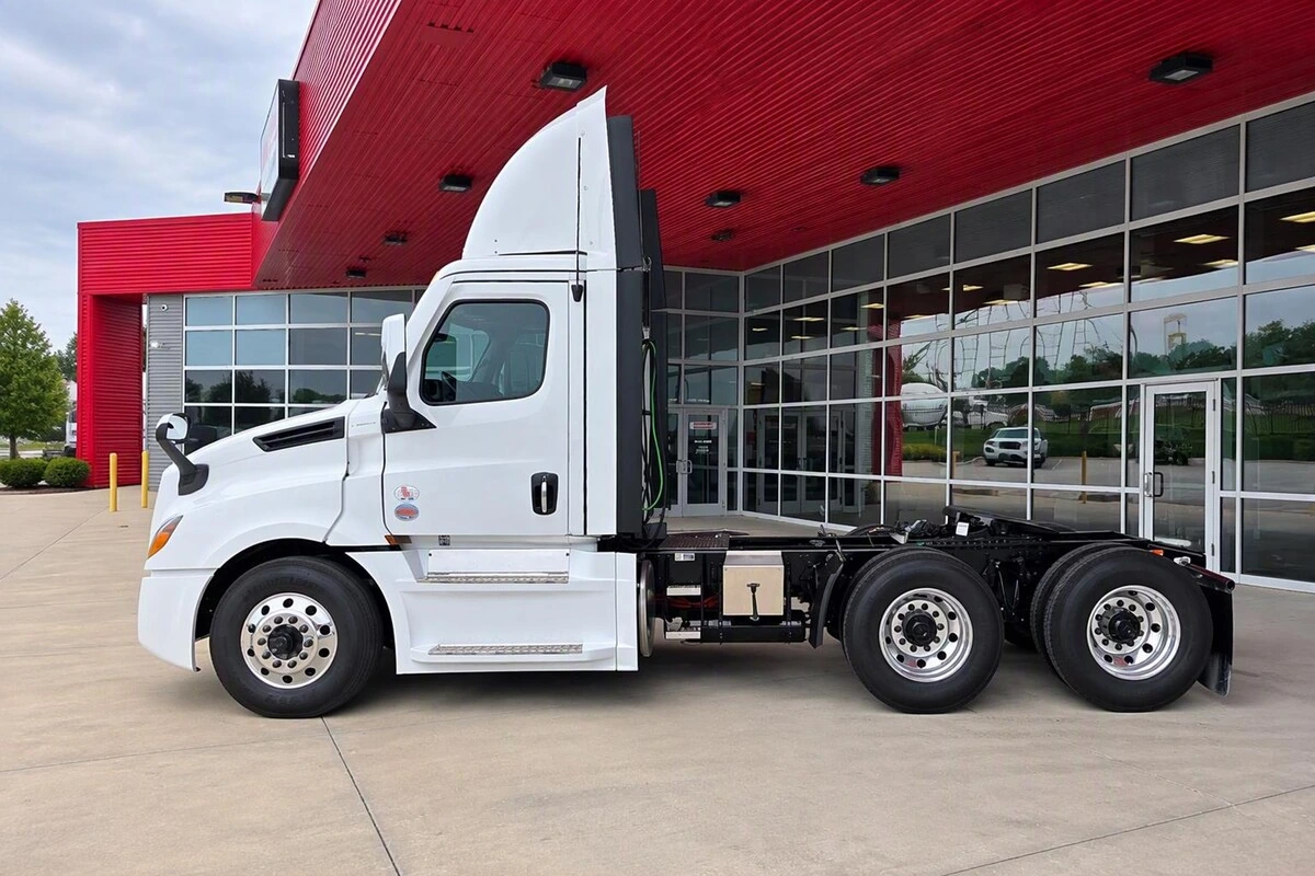 2027 Freightliner Cascadia — photo 2