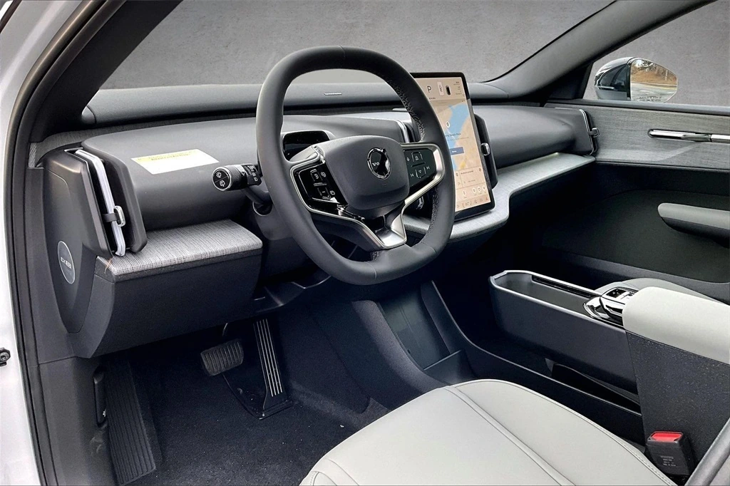 2026 Volvo - image 7