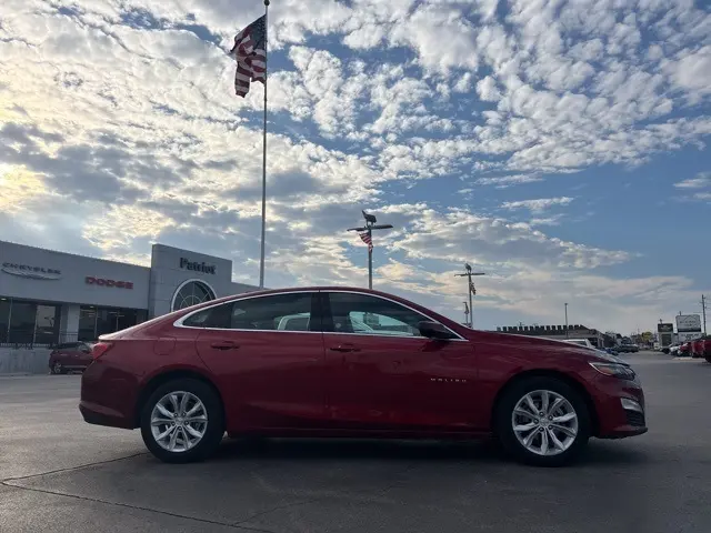 2024 Chevrolet Malibu 1LT photo 2