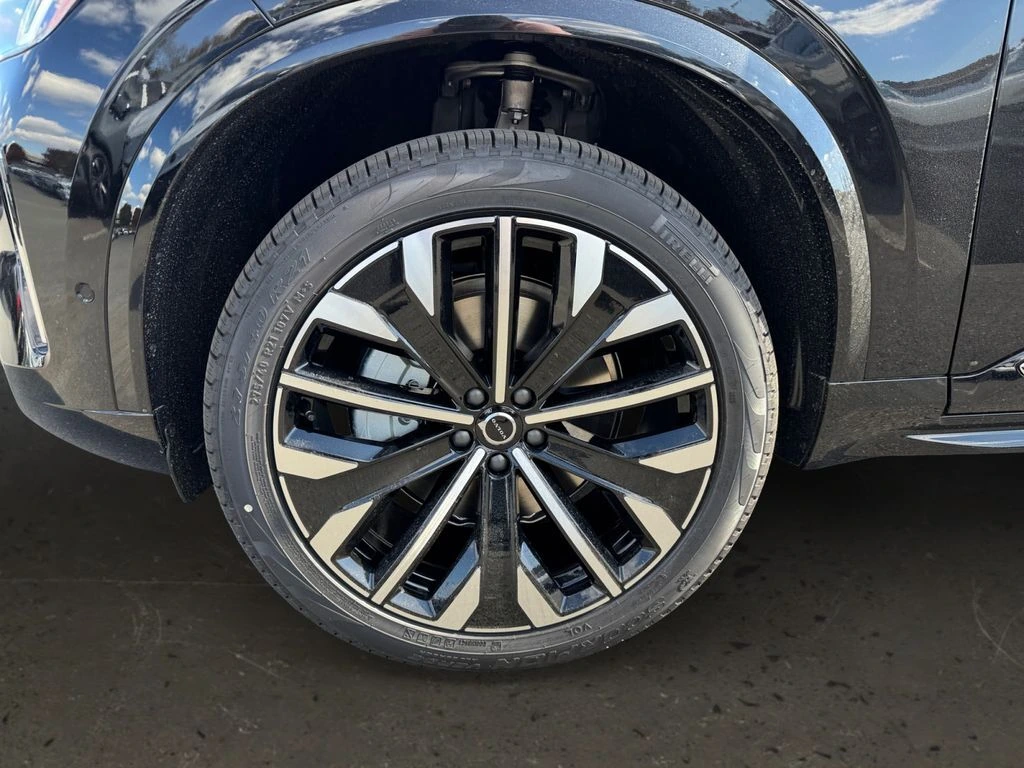 2026 Volvo - image 25