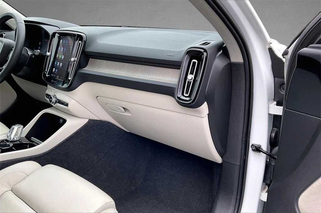 2023 Volvo - image 26