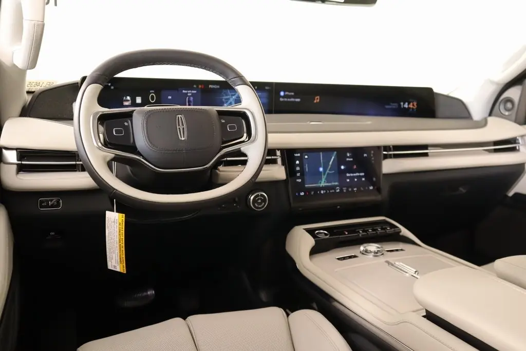 2025 Lincoln Navigator Reserve photo 2