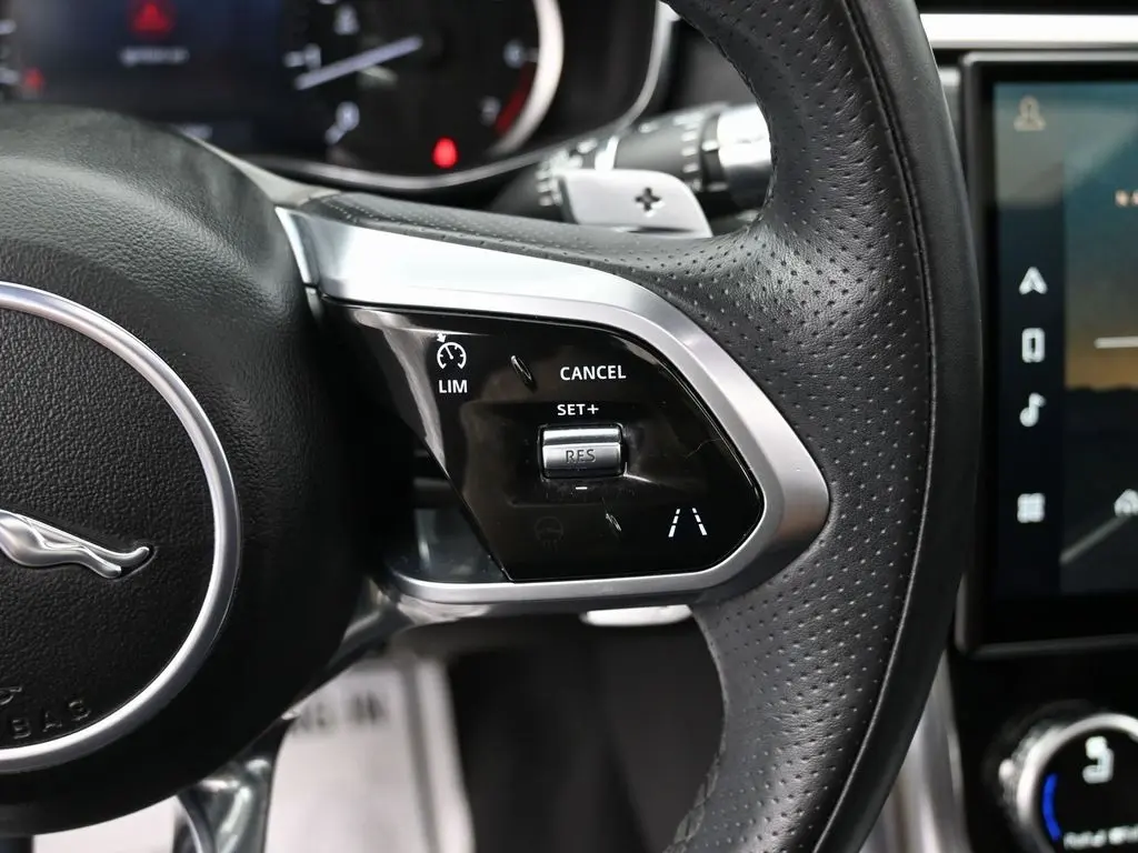 2022 Jaguar XF R-Dynamic SE photo 18