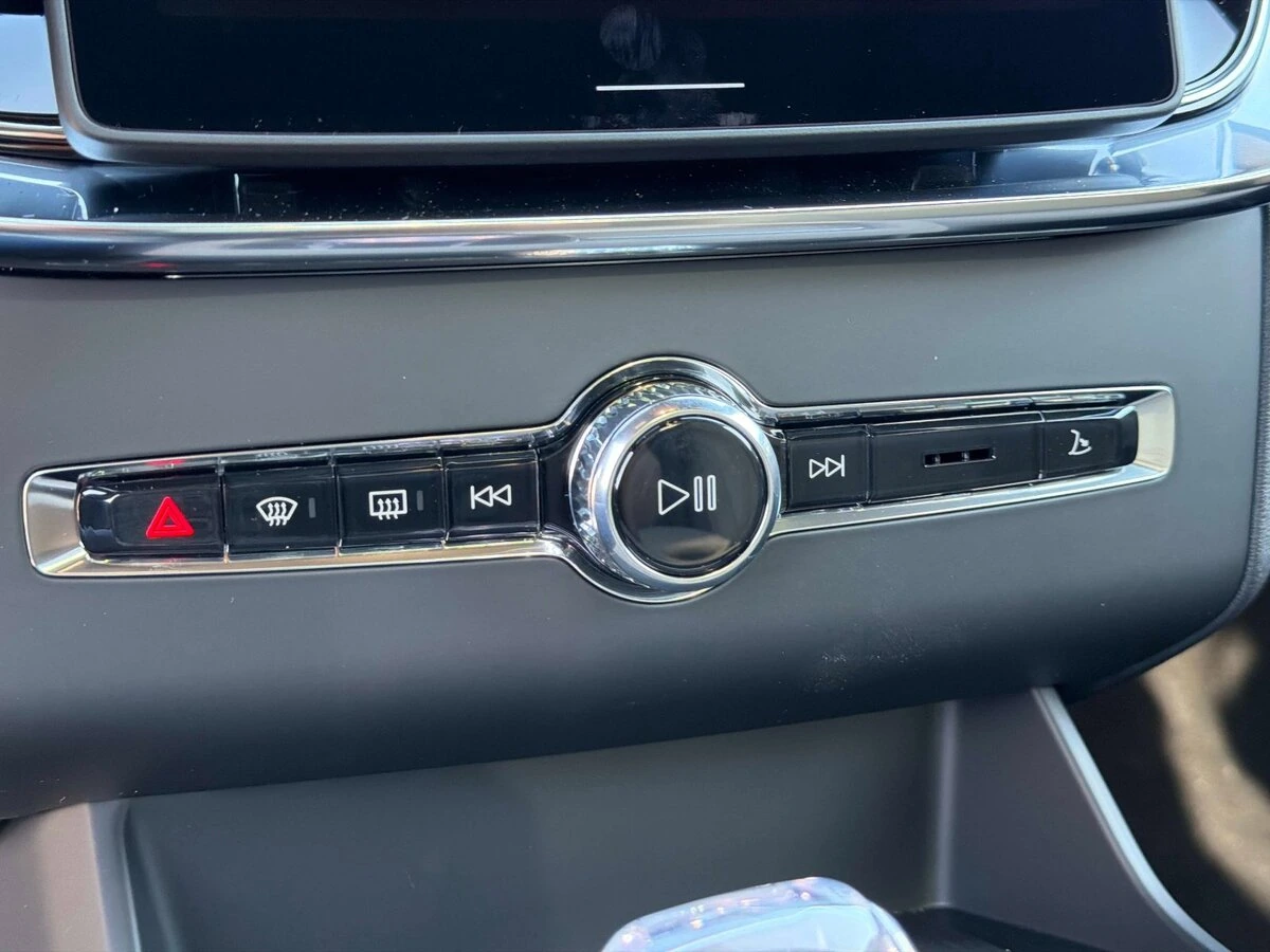 2026 Volvo - image 24