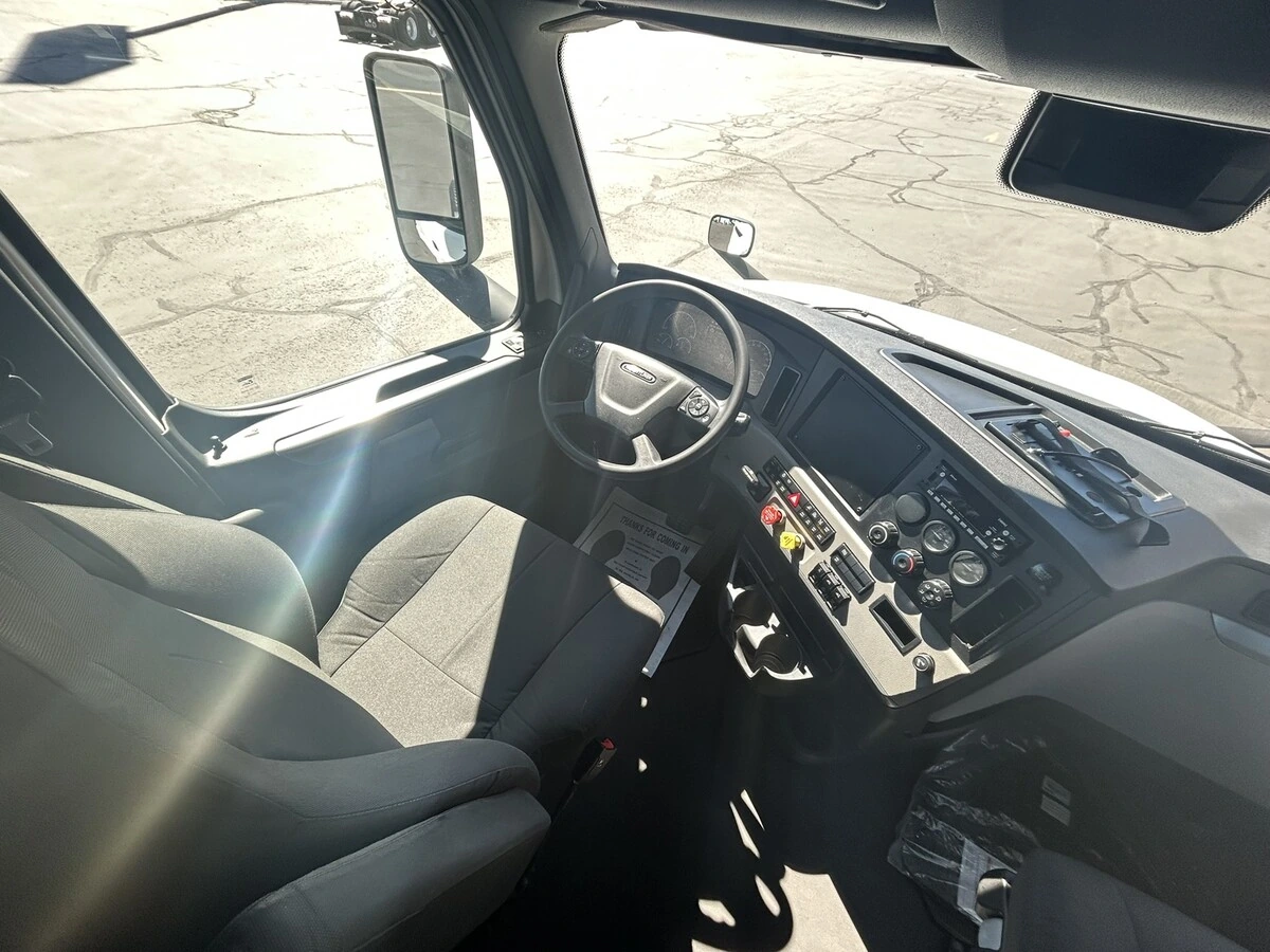2022 Freightliner Cascadia - image 21