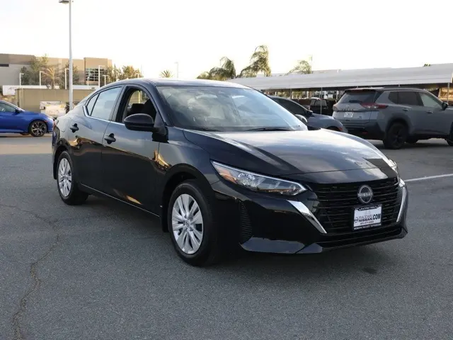 2025 Nissan Sentra S's photo