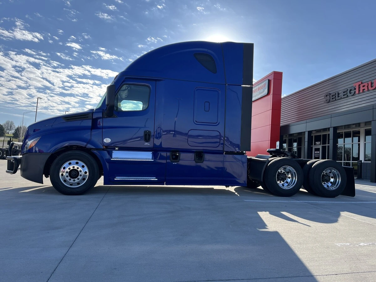 2022 Freightliner Cascadia - image 2