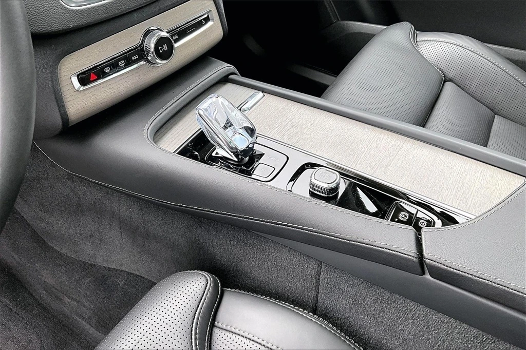 2025 Volvo - image 18