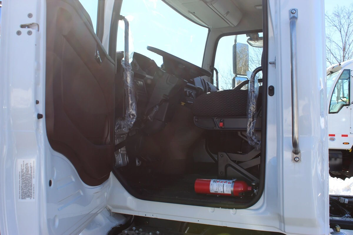 2025 Hino L6 - image 11