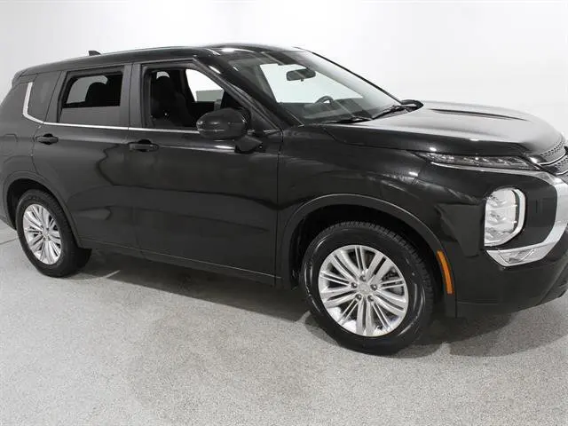 2024 Mitsubishi Outlander ES's photo