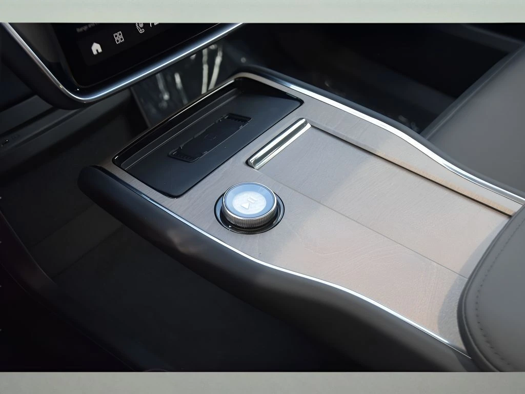 2025 Volvo - image 35