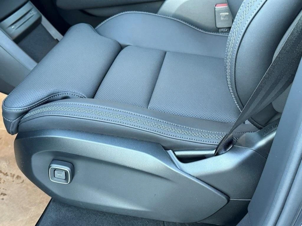 2025 Volvo - image 18