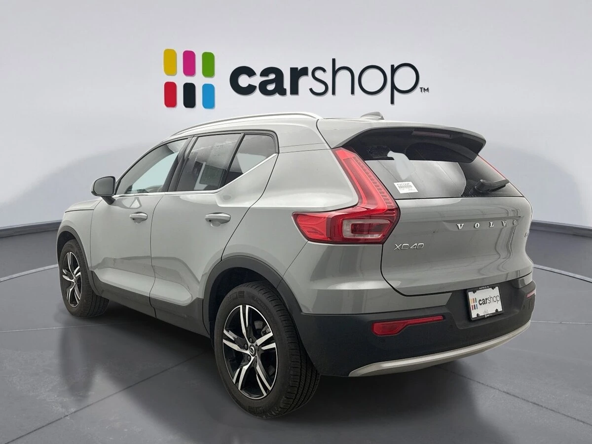 2025 Volvo - image 3