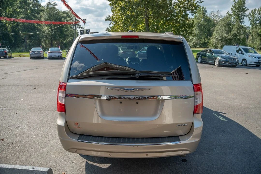 2015 Chrysler Town & Country Limited Platinum - Photo 11