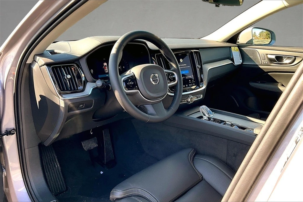 2026 Volvo - image 7