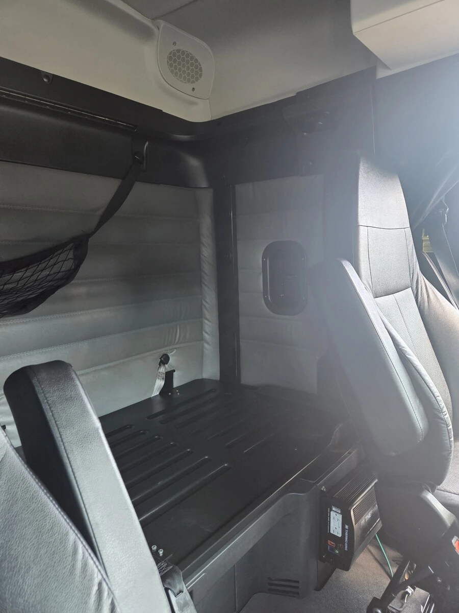 2023 Freightliner Cascadia - image 11