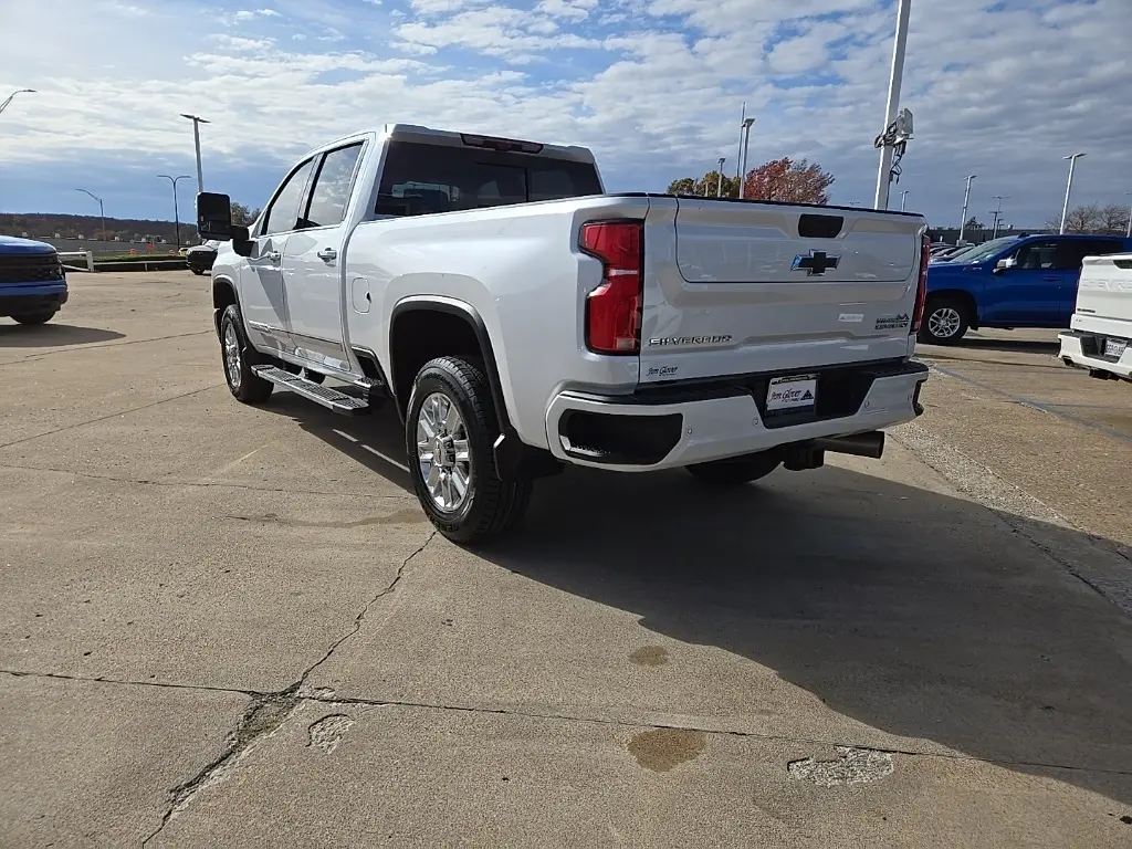 2025 Chevrolet Silverado 2500HD High Country photo 2