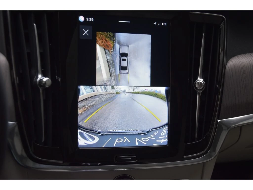 2025 Volvo - image 22