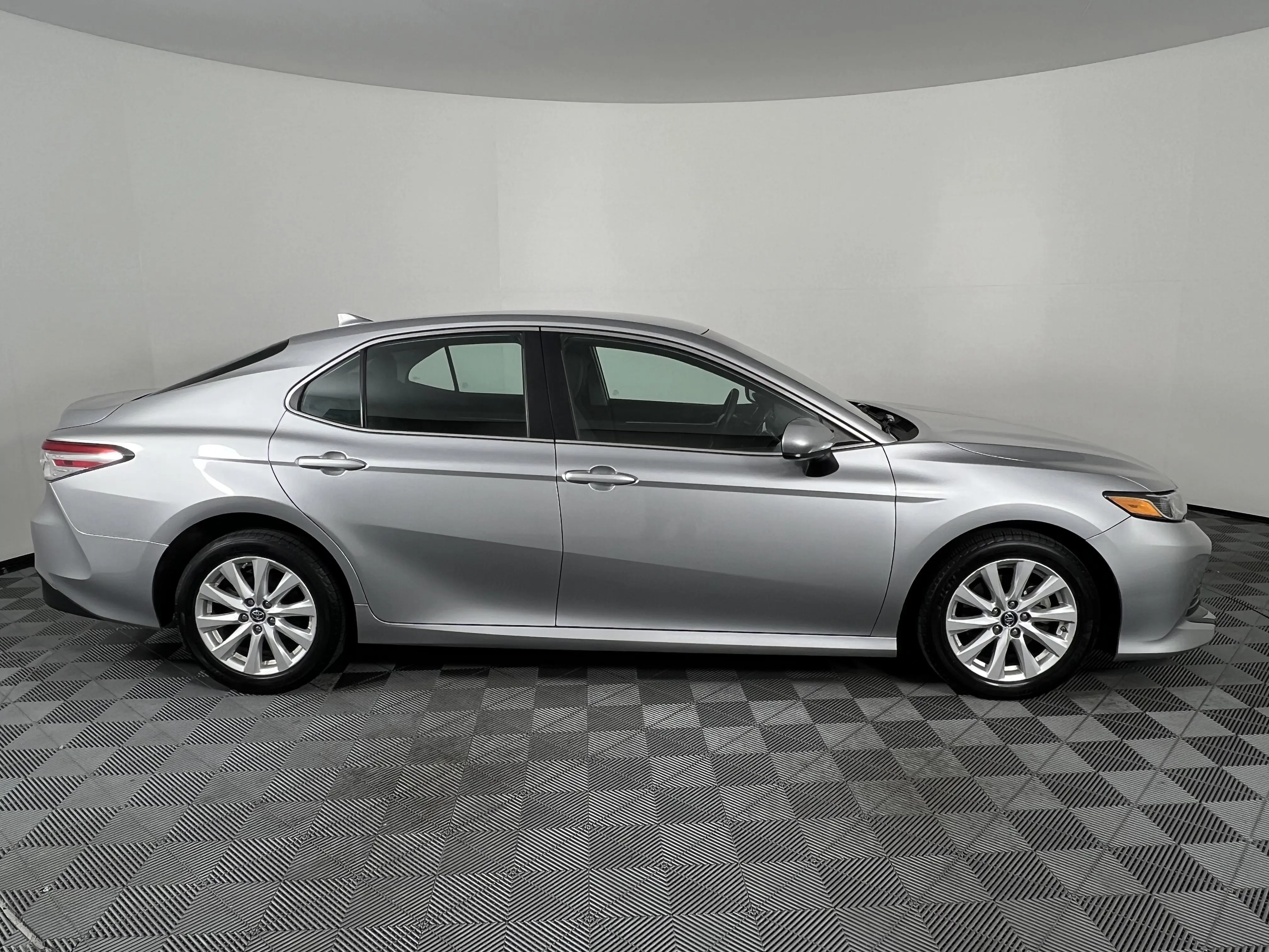 2019 Toyota Camry LE photo 12