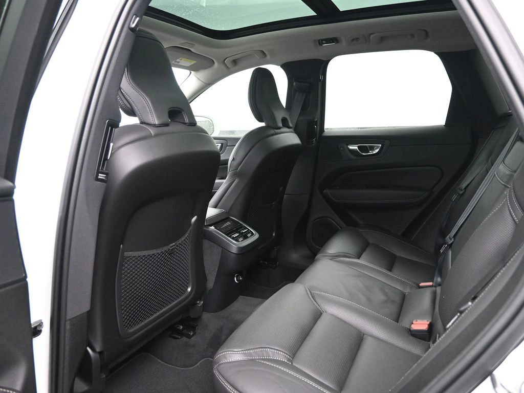 2020 Volvo - image 30