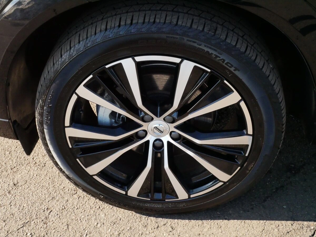 2025 Volvo - image 15