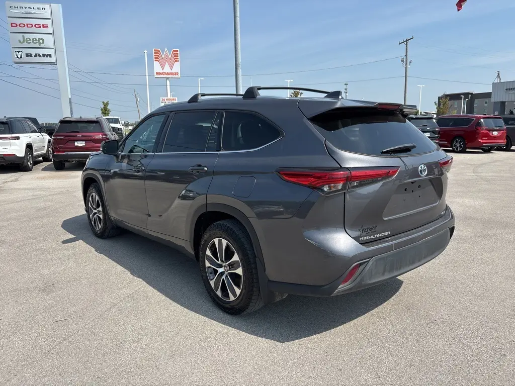 2022 Toyota Highlander Hybrid XLE photo 5