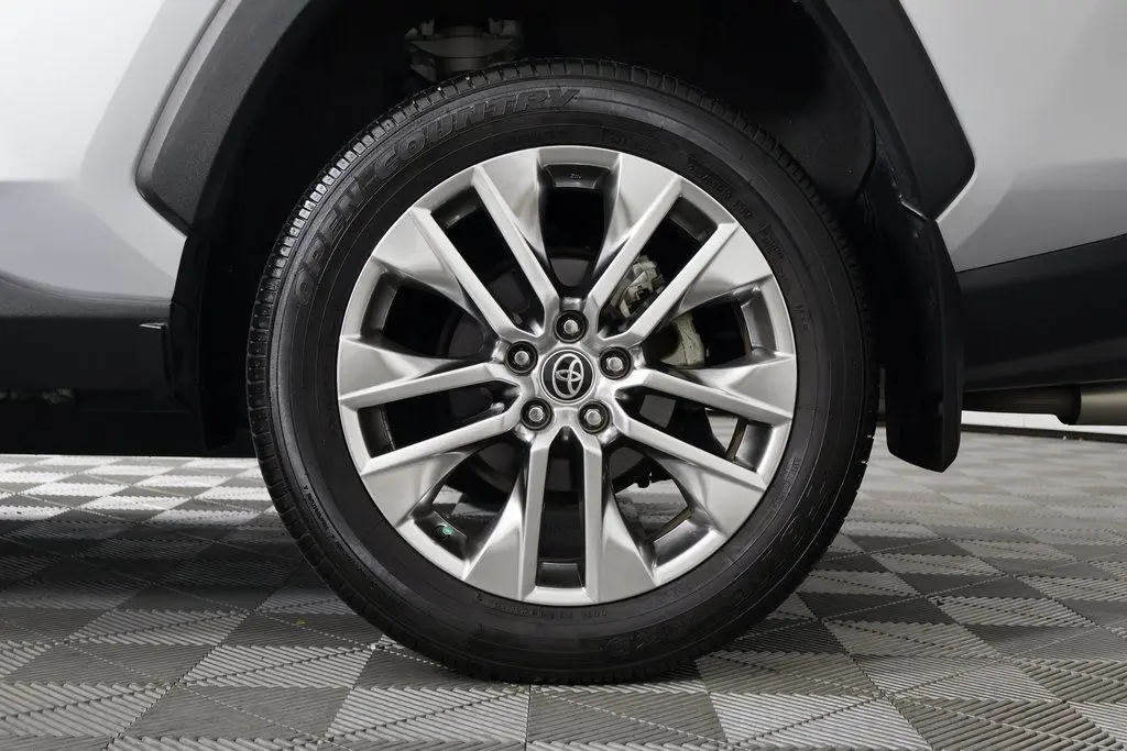 2021 Toyota RAV4 XLE Premium photo 15
