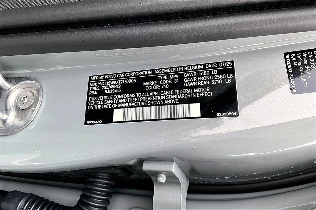 2026 Volvo - image 8