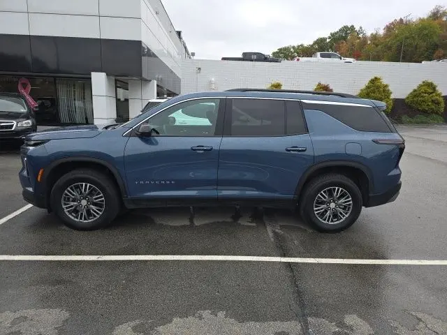 2025 Chevrolet Traverse 2LT photo 2