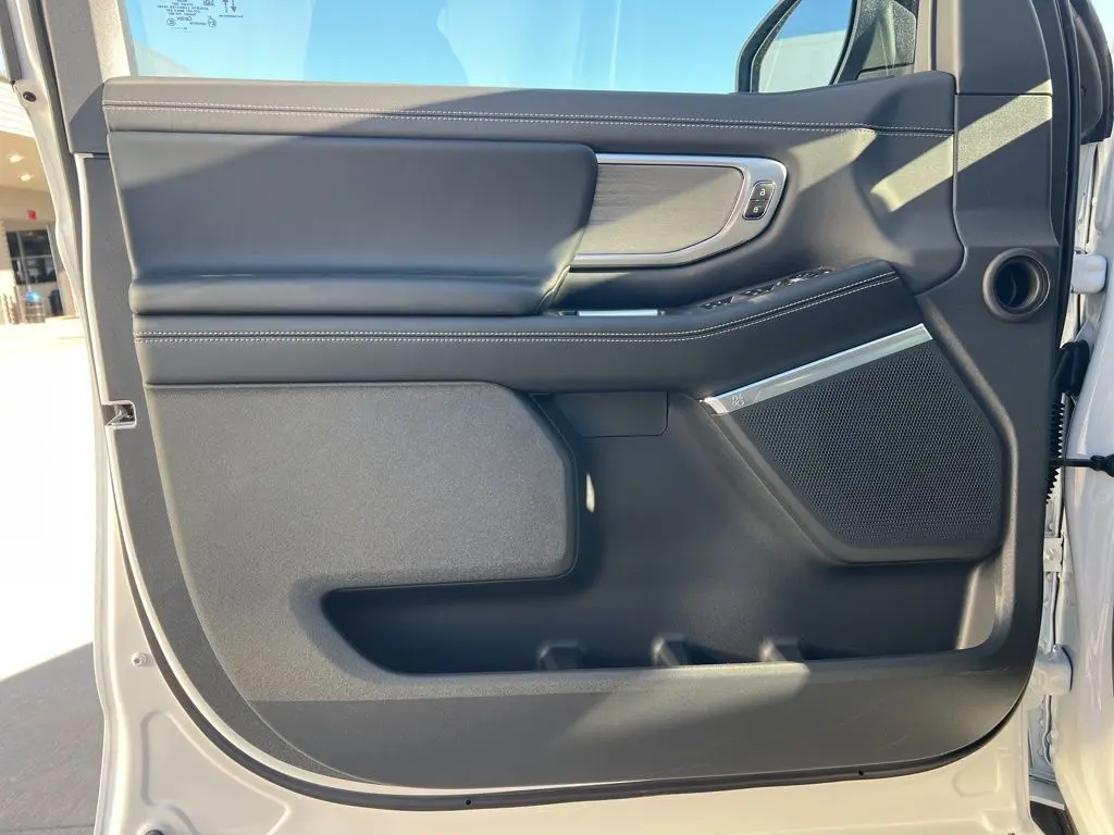 2025 Ford Expedition Platinum photo 13