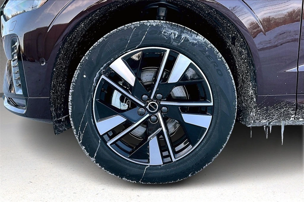 2026 Volvo - image 13