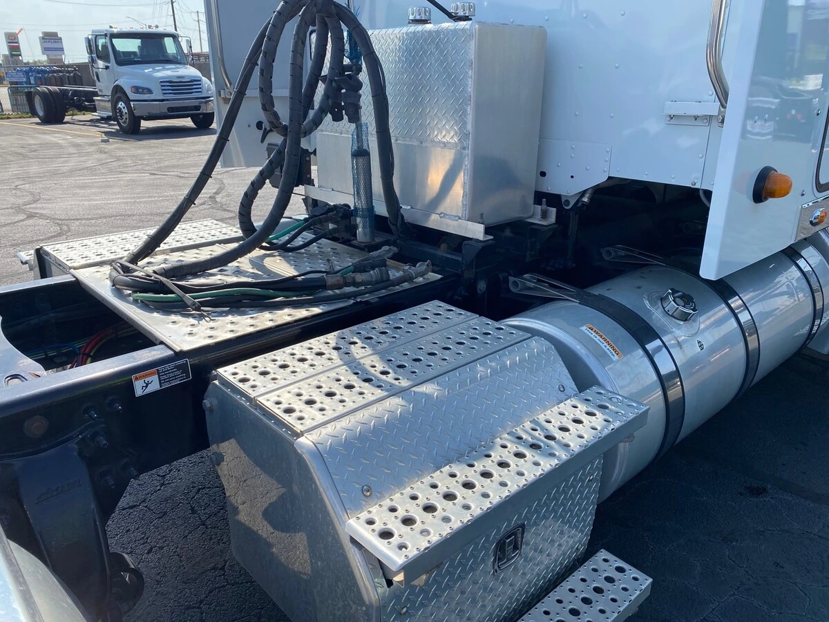 2023 Freightliner 122SD — photo 6